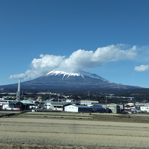 新幹線の窓から見る富士山