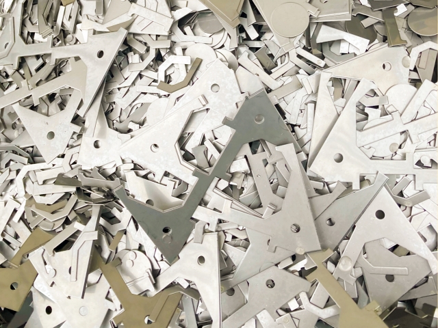 建築金物に使われるアルミ金物とは？軽くてサビにくい理由と現場での使いどころ